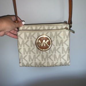 MICHAEL KORS CROSS BODY